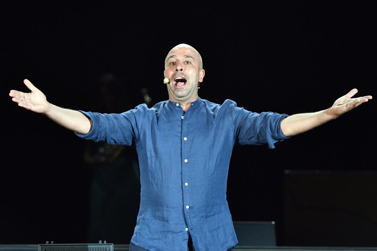 Checco Zalone Conquista Il Pubblico Di Alba Con Uno Spettacolo Da Tutto