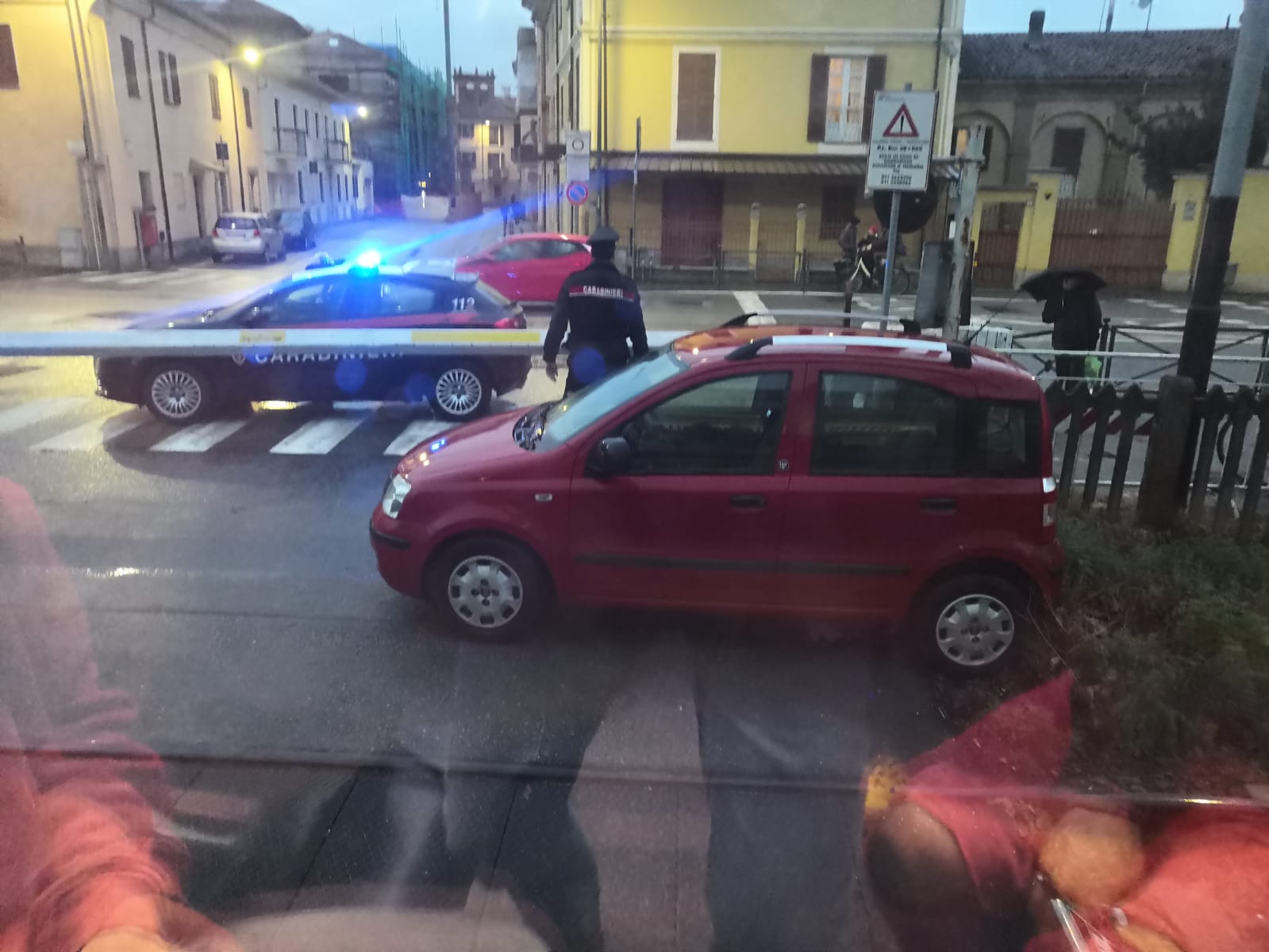 Auto Bloccata Sul Passaggio A Livello A Savigliano Treno Fermo In