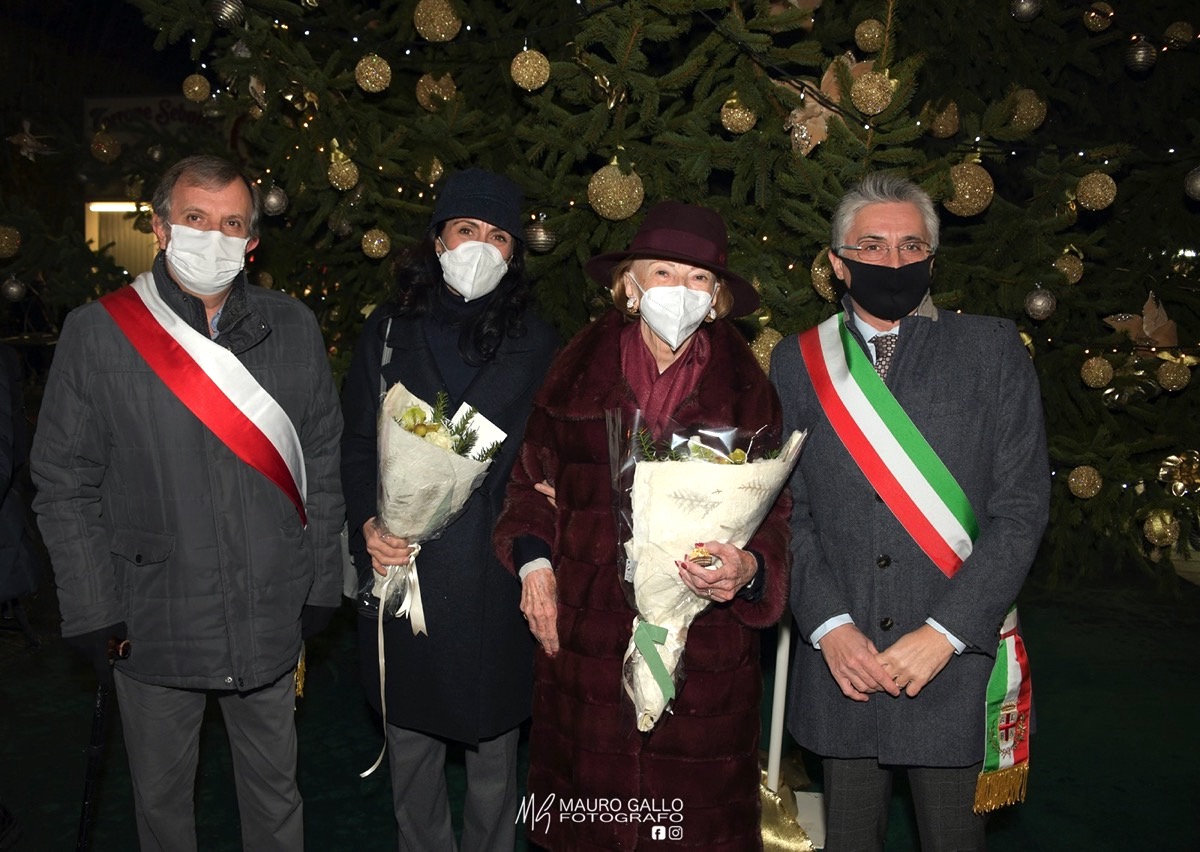 Ad Alba Splende L Albero Di Natale Degli Auguri Ferrero Fotogallery Targatocn It