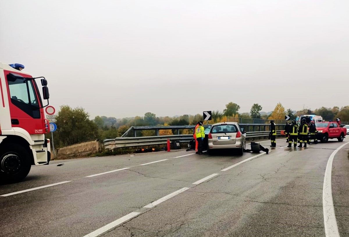 frontale tra due auto a castelletto stura tre feriti targatocn it