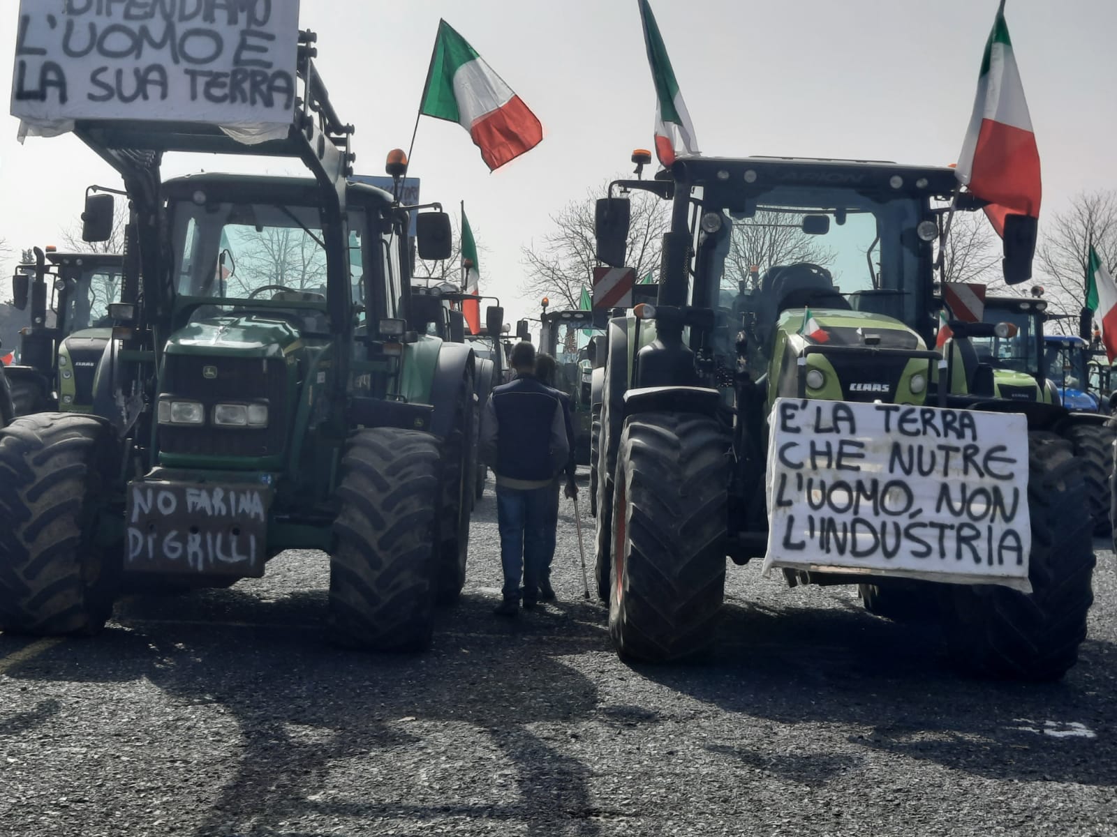 Saluzzo Oltre Trattori Alla Protesta Del Foro Boario Tante Mele