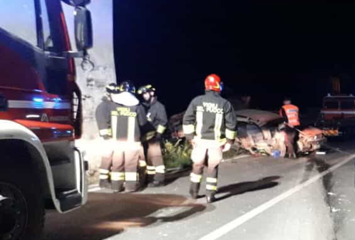 Auto Esce Di Strada E Si Schianta Contro Una Casa A San Benigno Uomo