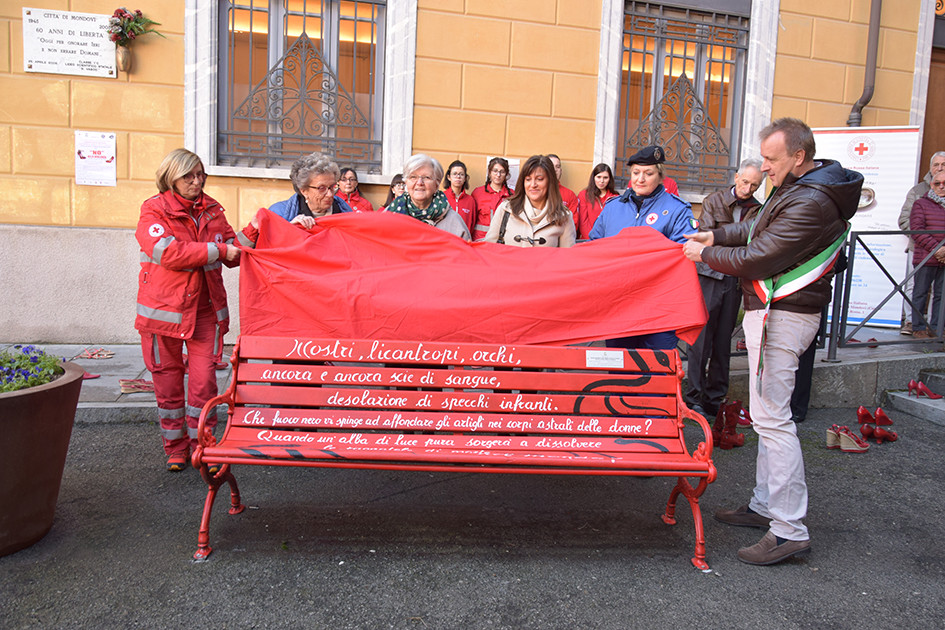 Inaugurata la panchina rossa a Mondovì per dire NO alla violenza