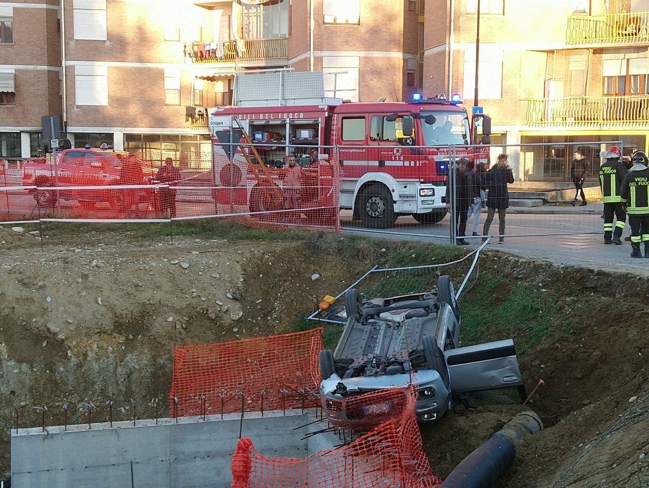 Auto esce di strada a Mondovì e si cappotta nel cantiere dello