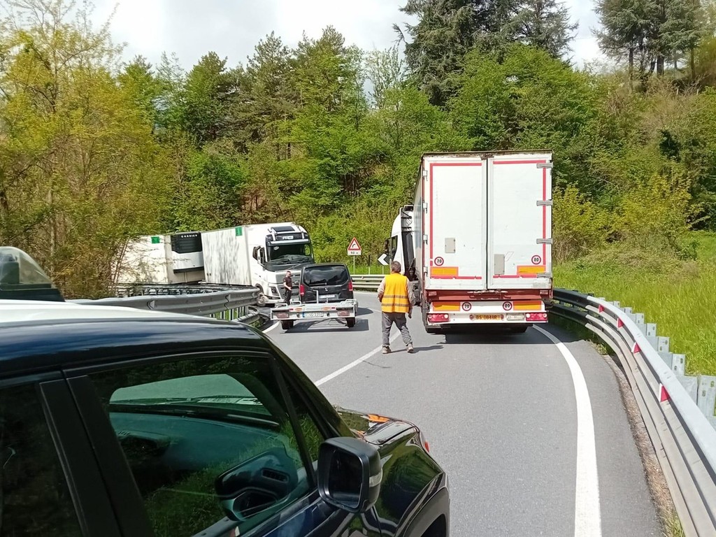 Statale 28 Del Colle Di Nava Traffico Bloccato Per Tir In Avaria FOTO