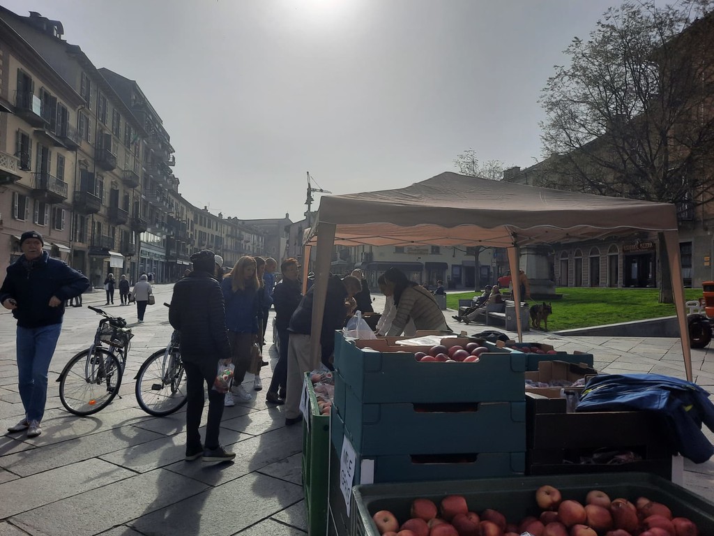 Saluzzo Oltre Trattori Alla Protesta Del Foro Boario Tante Mele