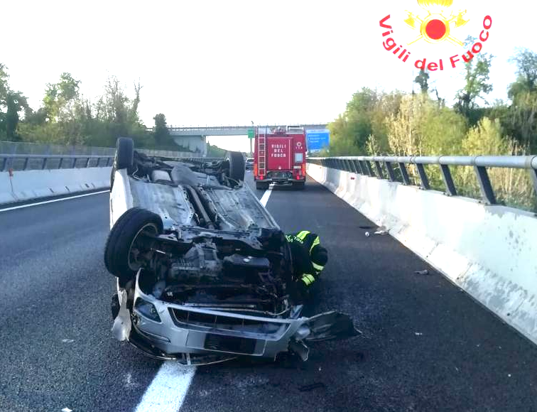 Dopo Lo Scontro Si Ribalta In Autostrada: Un Ferito In Un Incidente ...