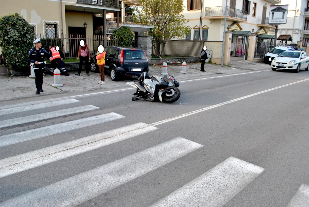 Scooter Si Scontra Con Un’auto In Via Cuneo A Bra: Conducente ...