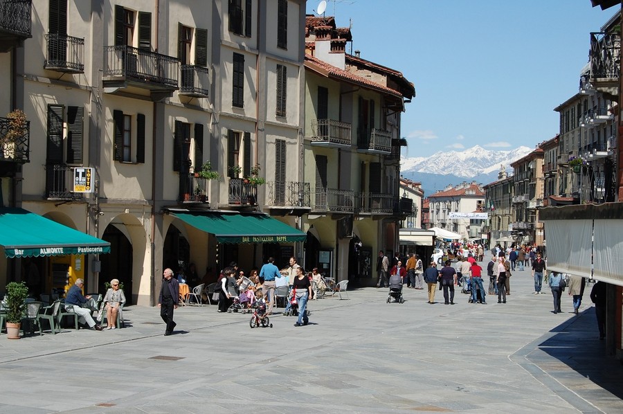 One in italy. Салуццо Италия. Салуццо (Пьемонт). Салуццо Италия фото. Салуццо.