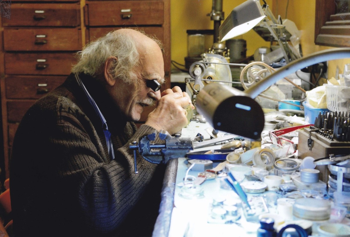 Addio a Michele Barale maestro orologiaio con la storica bottega