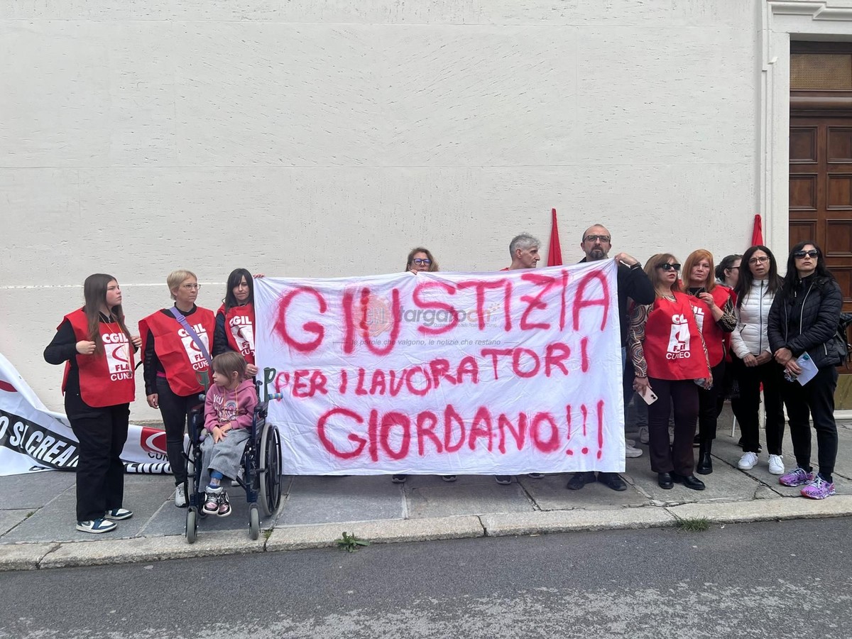 Le Lavoratrici Della Giordano Vini Protestano Davanti Alla Sede Di Confindustria Cuneo