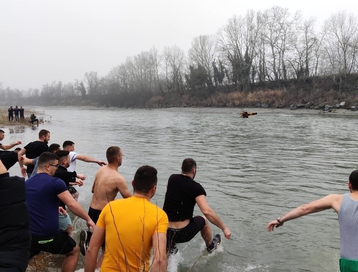 Anche quest’anno l’evento è cominciato con la messa alle ore 10, per poi continuare con la processione fino al Tanaro, conclusa da un lungo rito in riva al fiume a cui ha partecipato anche il parroco di Neive don Emiliano Rabellino