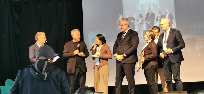 In corso a Frabosa Sottana l'edizione 2024 del Galà della Castagna d'Oro: evento che celebra la castagna ma anche gastronomia, folclore, cultura e sport. Nel pomeriggio la consegna del premio “Castagna d’Oro” a sportivi olimpici e personaggi di fama nazionale e internazionale. Sopra Julio Velasco con Marino Bartoletti