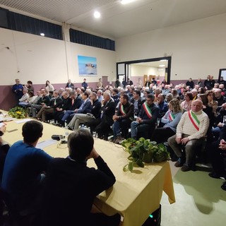 Sala gremita a Santa Vittoria d'Alba per il Consiglio Comunale sulla Diageo