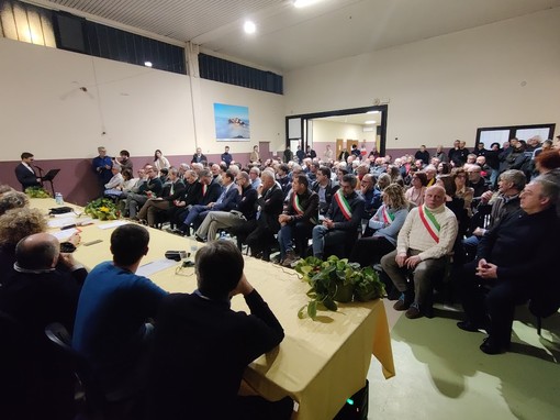 Sala gremita a Santa Vittoria d'Alba per il Consiglio Comunale sulla Diageo