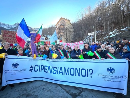 In duecento a protestare con palette e secchielli al cantiere del tunnel di Tenda [FOTO]