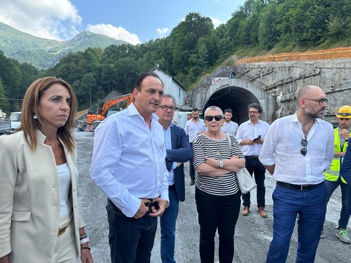 Il governatore Alberto Cirio con la vice Elena Chiorino, l'assessore alla Montagna Marco Gallo, il presidente della Provincia Luca Robaldo e la sindaca di Cuneo Patrizia Manassero durante il sopralluogo effettuato nel pomeriggio di oggi sul cantiere del Tenda