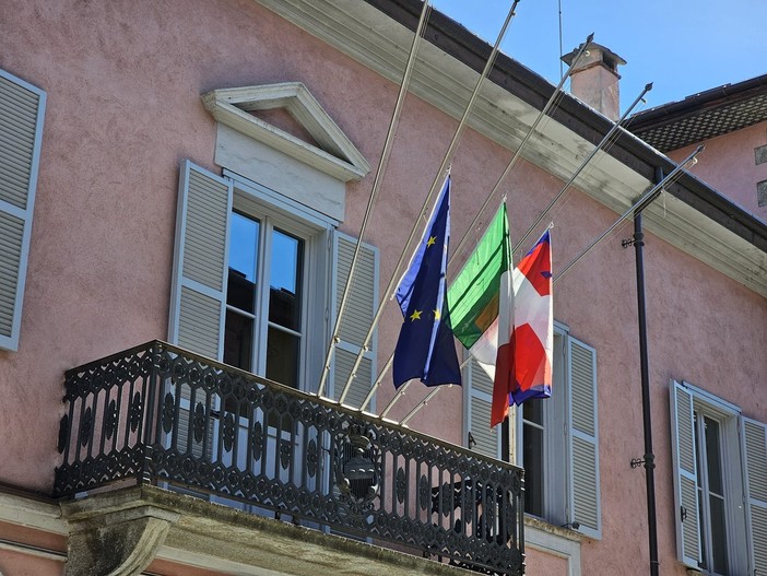 Le bandiere a mezz'asta al municipio di Demonte