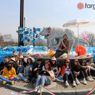 A Carrù c'è il mare: un'onda blu con oltre mille poesie in bottiglia ha dato vita al 'Lido dei buoi' [FOTO E VIDEO]