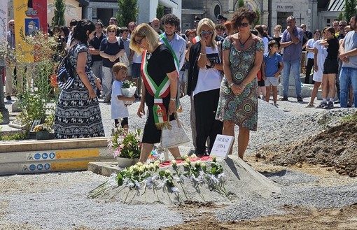 Al cimitero di Caraglio i funerali di Anisa Murati, 7 anni