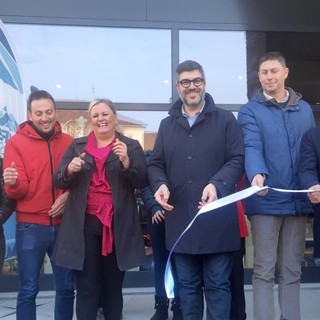 Momenti dell'inaugurazione della Porta di valle di Valle di Saluzzo e pianura in piazza Buttini