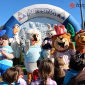Boom di presenze dall'estero ad Artesina che si riconferma stazione &quot;amica delle famiglie&quot; con la parata delle mascotte  [FOTO E VIDEO]
