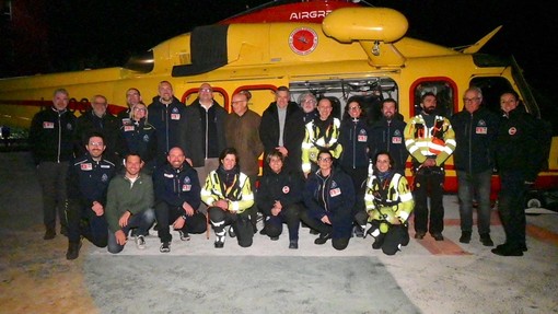 Il primo atterraggio dell'elisoccorso accolto all'ospedale di Verduno (fotogallery di Barbara Guazzone)