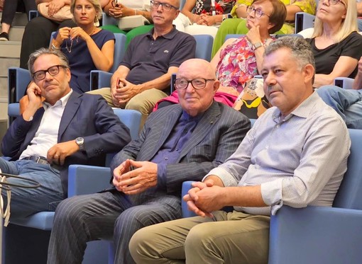 Massimo Recalcati, Bruno Ceretto e Claudio Rosso durante l'evento tenuto ieri nell'auditorium dell'ospedale di Verduno (Ph. Fondazione Ospedale Alba Bra)