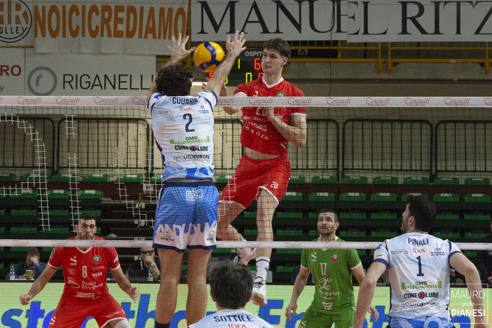 Lorenzo Codarin a muro nella partita vinta da Cuneo a Macerata (Foto Mauro Pianes)