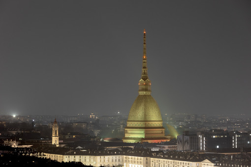 La Mole Antonelliana, i ponti lungo il Po e il Palazzo Civico di Torino sono illuminati di giallo per il Tour de France