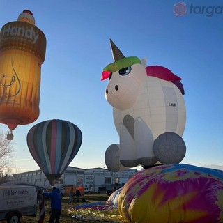 Re, pinguini e unicorni: il cielo di Mondovì si colora con le mongolfiere del 33° Raduno Aerostatico dell'Epifania [FOTO E VIDEO]