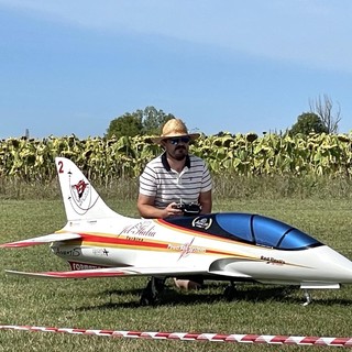 Tutti con gli occhi all'insù a Mondovì per lo show degli aeromodelli [FOTO]