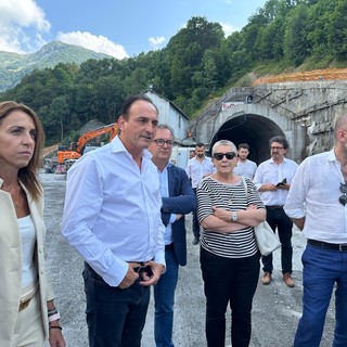 Il governatore Alberto Cirio con la vice Elena Chiorino, l'assessore alla Montagna Marco Gallo, il presidente della Provincia Luca Robaldo e la sindaca di Cuneo Patrizia Manassero durante il sopralluogo effettuato nel pomeriggio di oggi sul cantiere del Tenda