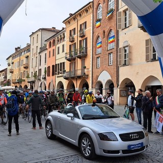 La partenza della cicloturistica di 68 km da piazza Santarosa a Savigliano