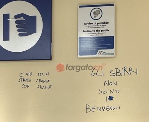 Una delle scritte comparse sulla parete della stazione di Mondovì