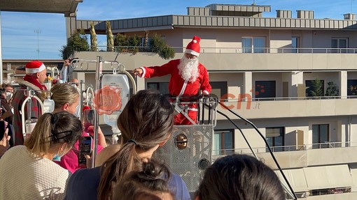 Babbo Natale sull'autoscala porta doni con i Vigili del Fuoco alla pediatria di Cuneo [FOTO E VIDEO]