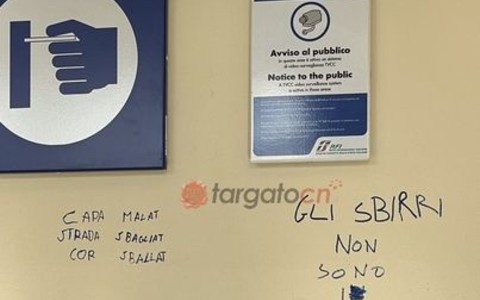 Una delle scritte comparse sulla parete della stazione di Mondovì