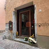 Il dolore di Cuneo per la morte di Christian: fiori e biglietti all’ingresso dell’osteria di via Dronero