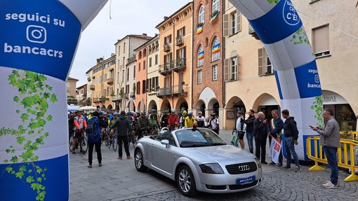 La partenza della cicloturistica di 68 km da piazza Santarosa a Savigliano