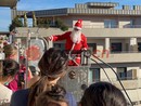 Babbo Natale sull'autoscala porta doni con i Vigili del Fuoco alla pediatria di Cuneo [FOTO E VIDEO]