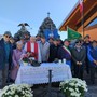 Martiniana Po dona il cappello alpino al parroco don Remigio Luciano