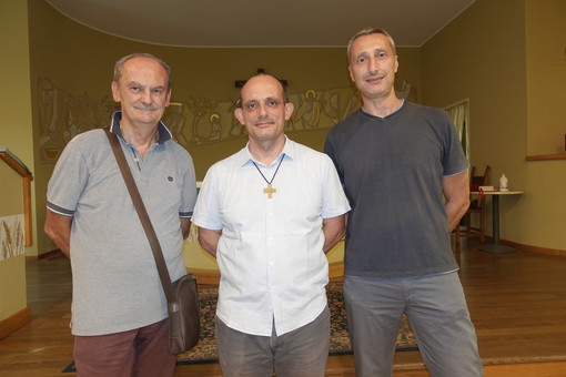 Nella foto, da sinistra, Valter Manzone, don Riccardo Frigerio, Davide Busato