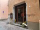 Il dolore di Cuneo per la morte di Christian: fiori e biglietti all’ingresso dell’osteria di via Dronero
