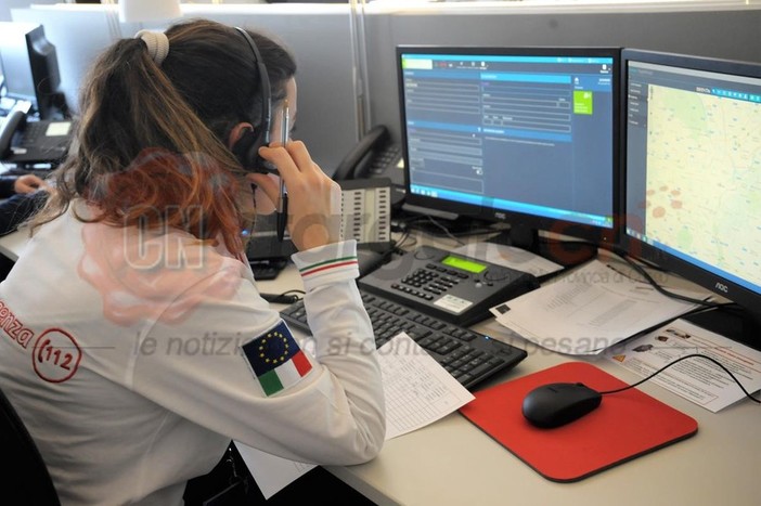 Un'operatrice nella Centrale unica di Saluzzo