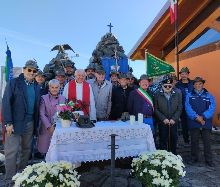 Martiniana Po dona il cappello alpino al parroco don Remigio Luciano