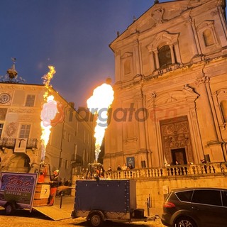 La sfilata fiammeggiante degli equipaggi dà il via al Raduno delle mongolfiere di Mondovì [FOTO E VIDEO]