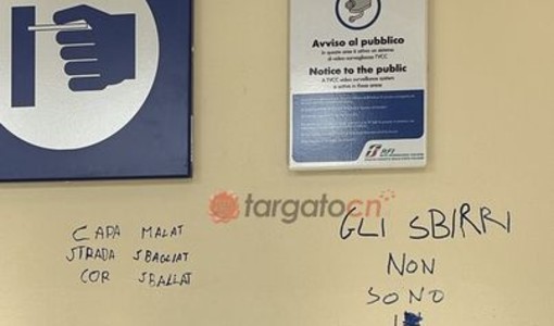 Una delle scritte comparse sulla parete della stazione di Mondovì