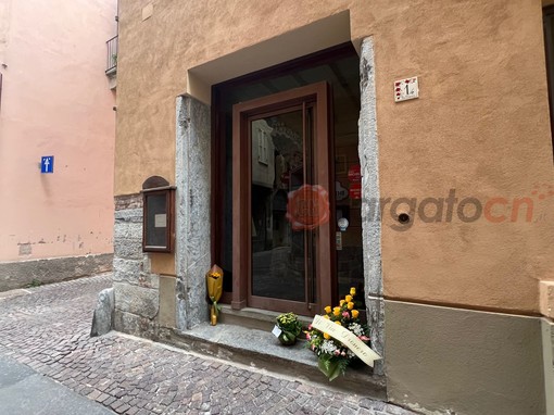 Il dolore di Cuneo per la morte di Christian: fiori e biglietti all’ingresso dell’osteria di via Dronero