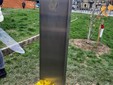 La stele davanti all'albero di Giulia