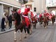 A Bra Babbi Natale a cavallo per le vie del centro [FOTO]